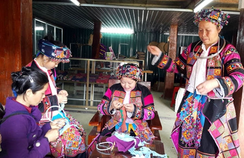 Nhiều sản phẩm phong phú, đẹp mắt được chính bàn tay khéo léo của những người phụ nữ Lô Lô làm ra.