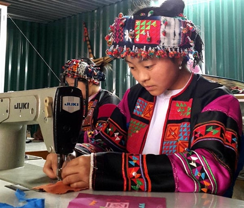 Thiếu nữ Lô Lô may thổ cẩm.