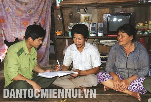 Cán bộ tuyên truyền chủ trương, chính sách của Đảng và Nhà nước tới đồng bào dân tộc sinh sống trên địa bàn xã Đắk Som. Ảnh: Thanh Bình