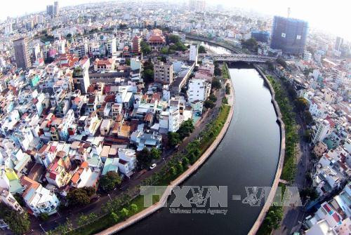 Dự án giải Kênh Nhiêu Lộc-Thị Nghè và đường Hoàng Sa,Trường Sa là một thành công lớn của Thành phố Hồ Chí Minh trong công tác bồi thường, giải phóng mặt bằng thông qua việc di dời, tái định cư hơn 7.000 hộ với 50.000 người dân sống trên và ven kênh rạch, biến các khu nhà lụp xụp ven sông thành những khu đô thị hiện đại, văn minh như hôm nay. Trong ảnh: Một đoạn kênh Nhiêu Lộc-Thị Nghè chảy qua khu vực quận 3 nhìn từ trên cao. Ảnh: Mạnh Linh-TTXVN Dự án giải Kênh Nhiêu Lộc-Thị Nghè và đường Hoàng Sa,Trường Sa là một thành công lớn của Thành phố Hồ Chí Minh trong công tác bồi thường, giải phóng mặt bằng thông qua việc di dời, tái định cư hơn 7.000 hộ với 50.000 người dân sống trên và ven kênh rạch, biến các khu nhà lụp xụp ven sông thành những khu đô thị hiện đại, văn minh như hôm nay. Trong ảnh: Một đoạn kênh Nhiêu Lộc-Thị Nghè chảy qua khu vực quận 3 nhìn từ trên cao. Ảnh: Mạnh Linh-TTXVN