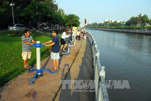 Dự án giải Kênh Nhiêu Lộc-Thị Nghè và đường Hoàng Sa,Trường Sa là một thành công lớn của Thành phố Hồ Chí Minh trong công tác bồi thường, giải phóng mặt bằng thông qua việc di dời, tái định cư hơn 7.000 hộ với 50.000 người dân sống trên và ven kênh rạch, biến các khu nhà lụp xụp ven sông thành những khu đô thị hiện đại, văn minh như hôm nay. Trong ảnh: Người dân tập thể dục hai bên bờ kênh Nhiêu Lộc-Thị Nghè. Ảnh: Mạnh Linh-TTXVN Dự án giải Kênh Nhiêu Lộc-Thị Nghè và đường Hoàng Sa,Trường Sa là một thành công lớn của Thành phố Hồ Chí Minh trong công tác bồi thường, giải phóng mặt bằng thông qua việc di dời, tái định cư hơn 7.000 hộ với 50.000 người dân sống trên và ven kênh rạch, biến các khu nhà lụp xụp ven sông thành những khu đô thị hiện đại, văn minh như hôm nay. Trong ảnh: Người dân tập thể dục hai bên bờ kênh Nhiêu Lộc-Thị Nghè. Ảnh: Mạnh Linh-TTXVN