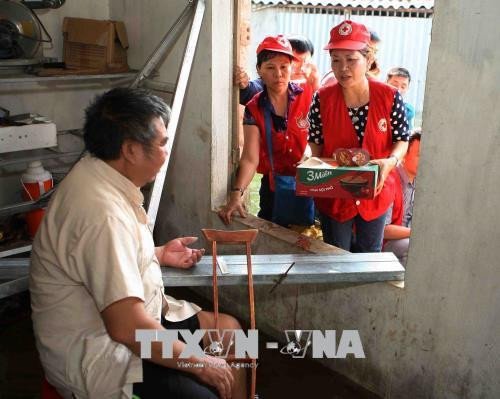 Cán bộ Hội Chữ thập đỏ thành phố Hà Nội trao quà hỗ trợ người dân xã Tân Tiến, huyện Chương Mỹ. Ảnh: Thanh Tùng-TTXVN Cán bộ Hội Chữ thập đỏ thành phố Hà Nội trao quà hỗ trợ người dân xã Tân Tiến, huyện Chương Mỹ. Ảnh: Thanh Tùng-TTXVN