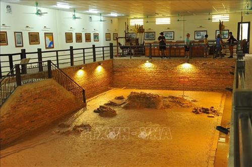 Du khách tham khu di tích đền Vua Đinh Tiên Hoàng. Ảnh: Minh Đức - TTXVN Du khách tham khu di tích đền Vua Đinh Tiên Hoàng. Ảnh: Minh Đức - TTXVN