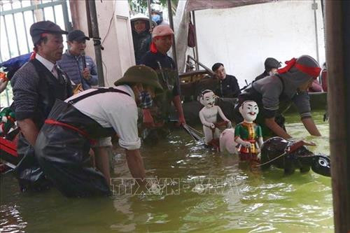 Đoàn nghệ nhân phường rối nước Thanh Hải biểu diễn. Ảnh: Mạnh Minh- TTXVN