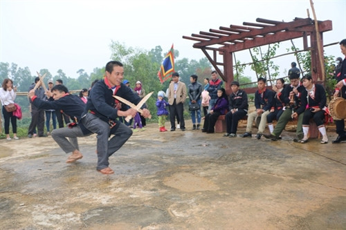 Người Dao tái hiện trích đoạn điệu múa Xuất peng pịa chủng . Người Dao tái hiện trích đoạn điệu múa Xuất peng pịa chủng .