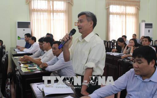 Bác Nguyễn Hoài Nam, nông dân huyện Yên Thế, Bắc Giang, trao đổi về tăng tính cạnh tranh cho sản phẩm gà đồi Yên Thế. Ảnh: Tùng Lâm – TTXVN