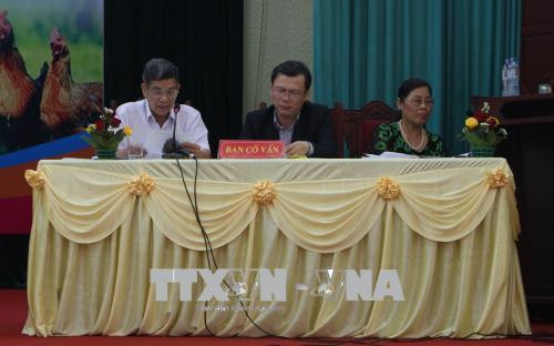 Phó Chủ tịch Hội chăn nuôi gà đồi Phạm Công Vân giải đáp cho người dân về kỹ thuật chăn nuôi. Ảnh: Tùng Lâm – TTXVN