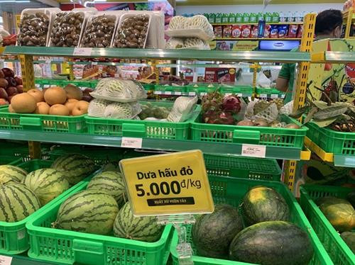 Dưa hấu cần "giải cứu" được bày bán khá rẻ tại các siêu thị hiện đại, cửa hàng tiện lợi tại Thành phố Hồ Chí Minh. Ảnh: Hoàng Tuyết - TTXVN Dưa hấu cần "giải cứu" được bày bán khá rẻ tại các siêu thị hiện đại, cửa hàng tiện lợi tại Thành phố Hồ Chí Minh. Ảnh: Hoàng Tuyết - TTXVN