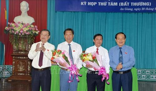 Lãnh đạo tỉnh An Giang tặng hoa chúc mừng ông Trần Anh Thư. Ảnh: Vương Thoại Trung-TTXVN