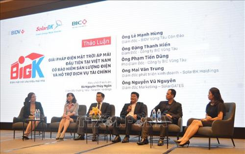 Các chuyên gia chia sẻ thông tin về lợi ích của điện mặt trời. Ảnh: Mỹ Phương – TTXVN