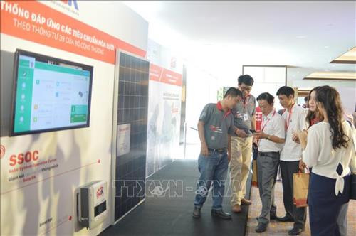 Nhiều khách hàng quan tâm, tìm hiểu BigK - Giải pháp điện mặt trời áp mái đầu tiên tại Việt Nam. Ảnh: Mỹ Phương – TTXVN