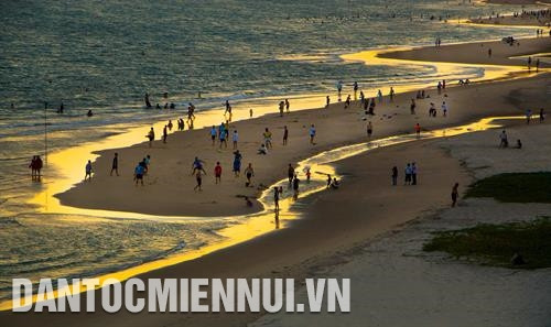 Theo Tổng cục Du lịch Việt Nam, ngành du lịch đã có những đóng góp rất đáng khích lệ vào nền kinh tế Việt Nam. Tổng thu trực tiếp từ khách du lịch năm 2017 đạt 510.900 tỷ đồng, trong đó doanh thu du lịch của 28 tỉnh, thành phố ven biển chiếm khoảng 70% tổng doanh thu. Ảnh: Duy Khương