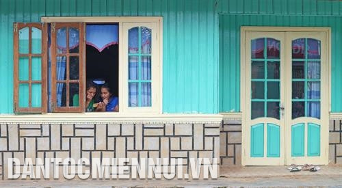 Du khách nước ngoài thích thú thưởng thức cà phê truyền thống của người K'ho ngay tại buôn làng. Ảnh: Nguyễn Dũng Khung cảnh yên bình của một ngôi nhà giữa buôn làng K'ho. Ảnh: Nguyễn Dũng Du khách chụp hình các em nhỏ người K'ho. Ảnh: Nguyễn Dũng Du khách tìm hiểu nghề dệt thổ cẩm của người K'ho. Ảnh: Nguyễn Dũng Du khách tham quan làng K'ho B'NơrC dưới chân núi Lang Biang. Ảnh: Nguyễn Dũng Du khách nước ngoài thích thú thưởng thức cà phê truyền thống của người K'ho ngay tại buôn làng. Ảnh: Nguyễn Dũng Khung cảnh yên bình của một ngôi nhà giữa buôn làng K'ho. Ảnh: Nguyễn Dũng Du khách chụp hình các em nhỏ người K'ho. Ảnh: Nguyễn Dũng Du khách tìm hiểu nghề dệt thổ cẩm của người K'ho. Ảnh: Nguyễn Dũng Du khách tham quan làng K'ho B'NơrC dưới chân núi Lang Biang. Ảnh: Nguyễn Dũng