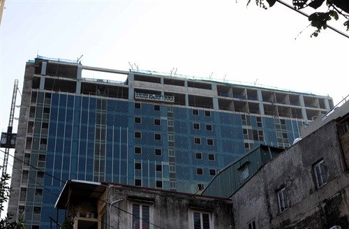 Tòa nhà 8B Lê Trực đang được tháo dỡ phần vi phạm nhưng tiến độ rất chậm. Ảnh: Tuấn Anh- TTXVN Tòa nhà 8B Lê Trực đang được tháo dỡ phần vi phạm nhưng tiến độ rất chậm. Ảnh: Tuấn Anh- TTXVN