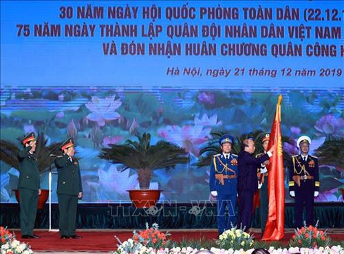 Thủ tướng Nguyễn Xuân Phúc, Chủ tịch Hội đồng thi đua - khen thưởng Trung ương trao tặng Huân chương Quân công hạng Nhất cho Bộ Quốc phòng. Ảnh: Thống Nhất – TTXVN Thủ tướng Nguyễn Xuân Phúc, Chủ tịch Hội đồng thi đua - khen thưởng Trung ương trao tặng Huân chương Quân công hạng Nhất cho Bộ Quốc phòng. Ảnh: Thống Nhất – TTXVN