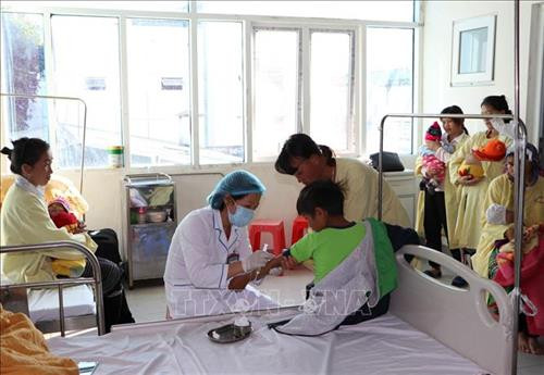 Nhiều học sinh cũng phải nghỉ học để điều trị tại Bệnh viện Đa khoa tỉnh Lai Châu. Ảnh: Quý Trung - TTXVN Nhiều học sinh cũng phải nghỉ học để điều trị tại Bệnh viện Đa khoa tỉnh Lai Châu. Ảnh: Quý Trung - TTXVN