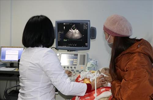 Do thời tiết khắc nghiệt, nhiều trẻ em mắc một số căn bệnh về đường hô hấp đang được điều trị tại bệnh viện Đa khoa tỉnh Lai Châu. Ảnh: Quý Trung – TTXVN Do thời tiết khắc nghiệt, nhiều trẻ em mắc một số căn bệnh về đường hô hấp đang được điều trị tại bệnh viện Đa khoa tỉnh Lai Châu. Ảnh: Quý Trung – TTXVN