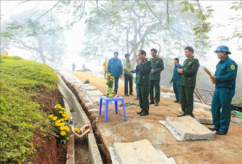 Ban Chỉ huy Quân sự thành phố Điện Biên Phủ làm thủ tục trước khi khai quật hài cốt. Ảnh: Xuân Tư - TTXVN Ban Chỉ huy Quân sự thành phố Điện Biên Phủ làm thủ tục trước khi khai quật hài cốt. Ảnh: Xuân Tư - TTXVN