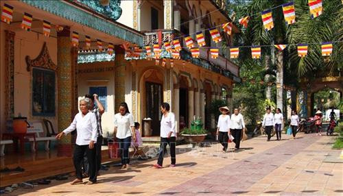 Đông đảo đồng bào Khmer đến chùa ấp 5, xã Vĩnh Trung, huyện Vị Thủy trong dịp Sen Dolta. Ảnh: Hồng Thái - TTXVN Đông đảo đồng bào Khmer đến chùa ấp 5, xã Vĩnh Trung, huyện Vị Thủy trong dịp Sen Dolta. Ảnh: Hồng Thái - TTXVN