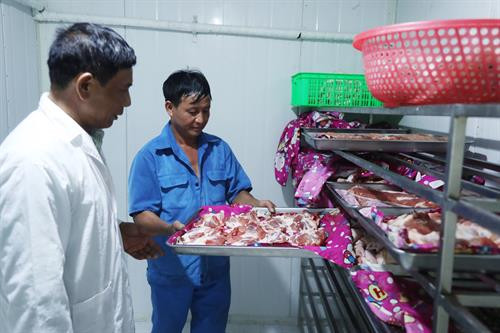 Hợp tác xã Hoàng Long hiện là "điểm sáng" về chăn nuôi lợn kiểu mới với số lượng lớn theo mô hình an toàn sinh học, áp dụng theo tiêu chuẩn Đức, tạo việc làm ổn định cho 25 lao động với mức lương bình quân 6 triệu đồng/người/tháng.