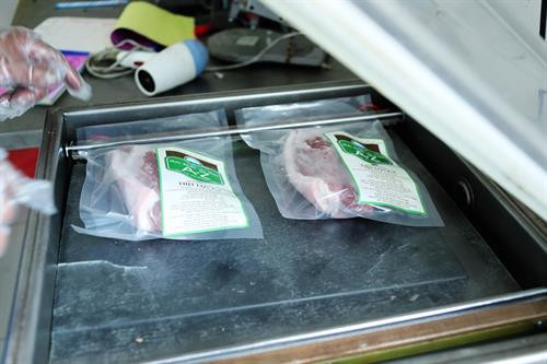 Hợp tác xã Hoàng Long đã nghiên cứu và phát triển thành công chuỗi thực phẩm AZ. Mỗi ngày, chuỗi cung cấp cho thị trường từ 5 - 6 tấn thịt lợn và các sản phẩm chế biến từ thịt lợn.