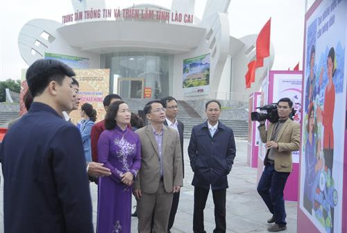 Các đại biểu tham quan triển lãm. Ảnh: Hương Thu-TTXVN