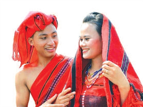 Cô dâu, chú rể hạnh phúc bên nhau.