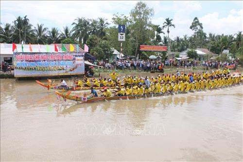 Hai đội ghe tranh vị trí ba và tư của giải đấu kè sát nhau khi về đích. Ảnh: Chanh Đa – TTXVN Hai đội ghe tranh vị trí ba và tư của giải đấu kè sát nhau khi về đích. Ảnh: Chanh Đa – TTXVN