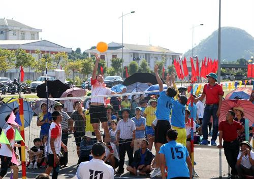 Tiết mục thi văn nghệ quần chúng của xã Nậm Loỏng. Ảnh: Quý Trung – TTXVN Du khách thưởng thức Mèn Mén - món ăn đặc sản của dân tộc Mông. Ảnh: Quý Trung – TTXVN Người dân cùng du khách thập phương tham gia chơi trò chơi dân gian bịt mắt bắt vịt. Ảnh: Quý Trung – TTXVN Thi đấu bóng chuyền hơi dành cho nam tại ngày hội. Ảnh: Quý Trung – TTXVN Tiết mục thi văn nghệ quần chúng của xã Nậm Loỏng. Ảnh: Quý Trung – TTXVN Du khách thưởng thức Mèn Mén - món ăn đặc sản của dân tộc Mông. Ảnh: Quý Trung – TTXVN Người dân cùng du khách thập phương tham gia chơi trò chơi dân gian bịt mắt bắt vịt. Ảnh: Quý Trung – TTXVN Thi đấu bóng chuyền hơi dành cho nam tại ngày hội. Ảnh: Quý Trung – TTXVN