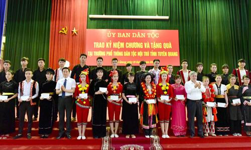 Bộ trưởng Chủ nhiệm Ủy Ban Dân tộc Đỗ Văn Chiến và Phó Chủ tịch UBND tỉnh Tuyên Quang Nguyễn Hải Anh tặng quà cho học sinh có hoàn cảnh khó khăn vươn lên học giỏi tại trường Phổ thông DTNT tỉnh Tuyên Quang. Ảnh: bandantoc.tuyenquang.gov.vn Bộ trưởng Chủ nhiệm Ủy Ban Dân tộc Đỗ Văn Chiến và Phó Chủ tịch UBND tỉnh Tuyên Quang Nguyễn Hải Anh tặng quà cho học sinh có hoàn cảnh khó khăn vươn lên học giỏi tại trường Phổ thông DTNT tỉnh Tuyên Quang. Ảnh: bandantoc.tuyenquang.gov.vn