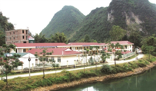 Trường lớp được xây dựng khang trang, phục vụ việc học tập của con em đồng bào dân tộc ở xã Thông Huề.