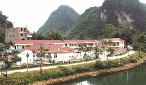 Trường lớp được xây dựng khang trang, phục vụ việc học tập của con em đồng bào dân tộc ở xã Thông Huề.