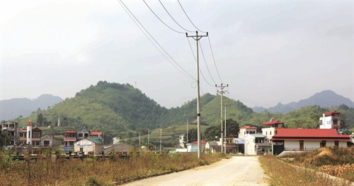 Điện lưới quốc gia đã về đến tất cả các xã trong huyện.