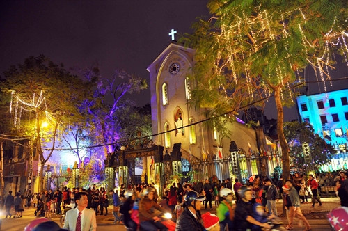 Đêm Giáng sinh 2016, khắp các phố phường khu vực nội thành Hà Nội, đặc biệt là tại các nhà thờ, phố đi bộ quanh hồ Hoàn Kiếm, không khí trở nên nhộn nhịp, sôi động với cảnh hàng vạn người đổ ra đường trong tiết trời se lạnh, trên những tuyến đường được trang hoàng lộng lẫy với ánh đèn lung linh sắc màu, cảnh sắc vui tươi, ấm áp bên người thân cùng vui đón Noel. Trong ảnh: Quang cảnh đón Giáng sinh tại nhà thờ Hàm Long. Ảnh: Minh Đức- TTXVN Đêm Giáng sinh 2016, khắp các phố phường khu vực nội thành Hà Nội, đặc biệt là tại các nhà thờ, phố đi bộ quanh hồ Hoàn Kiếm, không khí trở nên nhộn nhịp, sôi động với cảnh hàng vạn người đổ ra đường trong tiết trời se lạnh, trên những tuyến đường được trang hoàng lộng lẫy với ánh đèn lung linh sắc màu, cảnh sắc vui tươi, ấm áp bên người thân cùng vui đón Noel. Trong ảnh: Quang cảnh đón Giáng sinh tại nhà thờ Hàm Long. Ảnh: Minh Đức- TTXVN