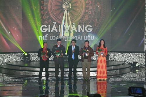 Ban tổ chức trao giải Vàng cho các tác giả. Ảnh: Hương Thu- TTXVN