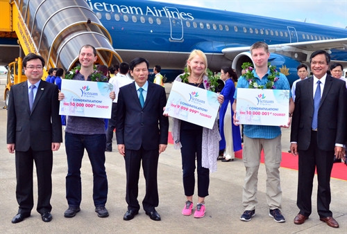 Lãnh đạo Bộ Văn hóa - Thể Thao và Du lịch và tỉnh Kiên Giang chúc mừng các vị khách may mắn Lãnh đạo Bộ Văn hóa - Thể Thao và Du lịch và tỉnh Kiên Giang chúc mừng các vị khách may mắn