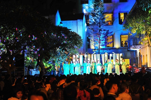 Chương trình hoan ca chào đón Giáng sinh an lành tại nhà thờ Hàm Long, tối 24/12. Ảnh: Minh Đức- TTXVN