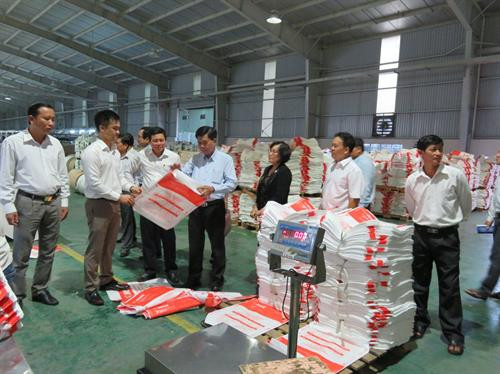 Chủ tịch UBND tỉnh Long An Trần Văn Cần (thứ 4 trái qua) thăm và tìm hiểu về hoạt động sản xuất của doanh nghiệp trong Cụm công nghiệp Lợi Bình Nhơn. Nguồn: Báo Long An online