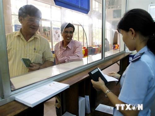 Làm thủ tục cho khách tại cửa khẩu Hữu Nghị. Ảnh: Phạm Hậu - TTXVN Làm thủ tục cho khách tại cửa khẩu Hữu Nghị. Ảnh: Phạm Hậu - TTXVN