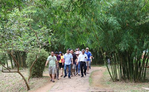 Du khách tham quan cảnh quan trong Di tích Quốc gia Đặc biệt Địa đạo Vịnh Mốc. Ảnh: Nguyên Lý-TTXVN Du khách tham quan cảnh quan trong Di tích Quốc gia Đặc biệt Địa đạo Vịnh Mốc. Ảnh: Nguyên Lý-TTXVN