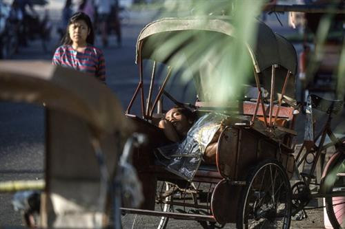 Khung cảnh đường phố ở Solo, thành phố ở miền Trung đảo Java, Indonesia năm 1993. Ảnh: Peter Marlow/ Magnum Photos. Các gánh hàng rong là hình ảnh quen thuộc trên đường phố Solo. Thành phố này còn được gọi bằng các tên gọi khác là Surakarta hoặc Sala. Ảnh: Peter Marlow/ Magnum Photos. Giấc ngủ của một người lái xe xích lô trên đường phố Solo. Ảnh: Peter Marlow/ Magnum Photos. Bên trong một xưởng sản xuất nhạc cụ Gamelan ở thành phố Solo. Gamelan là dòng nhạc truyền thống của đảo Java và Bali của Indonesia, nổi tiếng với giai điệu độc đáo và các loại nhạc cụ đặc thù. Ảnh: Peter Marlow/ Magnum Photos. Xưởng sản xuất nhạc cụ ở Solo được dẫn đầu bởi nghệ nhân Tentrim Sarawanto. Một phần nhạc cụ ở đây được xuất sang châu Âu để phục vụ công tác nghiên cứu âm nhạc và văn hóa bản địa. Ảnh: Peter Marlow/ Magnum Photos. Việc chế tác nhạc cụ Gamelan được thực hiện chủ yếu bằng phương pháp thủ công, không sử dụng máy móc hiện đại. Các nhạc cụ lớn như cồng, chiếc được thực hiện bằng kỹ thuật đúc đồng truyền thống. Ảnh: Peter Marlow/ Magnum Photos. Một chiếc cồng được người thợ dỡ khỏi khuôn đúc. Ảnh: Peter Marlow/ Magnum Photos. Bên ngoài một ngôi nhà ở vùng nông thôn đảo Bali, Indonesia năm 1993. Ảnh: Peter Marlow/ Magnum Photos. Cuộc sống ở vùng thông quê Bali có rất nhiều nét tương đồng với Việt Nam, như cảnh cậu bé lùa vịt về chuồng này. Ảnh: Peter Marlow/ Magnum Photos. Các nông dân làm việc trên ruộng lúa nước ở Ubud, Bali. Ảnh: Peter Marlow/ Magnum Photos. Khung cảnh đường phố ở Solo, thành phố ở miền Trung đảo Java, Indonesia năm 1993. Ảnh: Peter Marlow/ Magnum Photos Khung cảnh đường phố ở Solo, thành phố ở miền Trung đảo Java, Indonesia năm 1993. Ảnh: Peter Marlow/ Magnum Photos. Các gánh hàng rong là hình ảnh quen thuộc trên đường phố Solo. Thành phố này còn được gọi bằng các tên gọi khác là Surakarta hoặc Sala. Ảnh: Peter Marlow/ Magnum Photos. Giấc ngủ của một người lái xe xích lô trên đường phố Solo. Ảnh: Peter Marlow/ Magnum Photos. Bên trong một xưởng sản xuất nhạc cụ Gamelan ở thành phố Solo. Gamelan là dòng nhạc truyền thống của đảo Java và Bali của Indonesia, nổi tiếng với giai điệu độc đáo và các loại nhạc cụ đặc thù. Ảnh: Peter Marlow/ Magnum Photos. Xưởng sản xuất nhạc cụ ở Solo được dẫn đầu bởi nghệ nhân Tentrim Sarawanto. Một phần nhạc cụ ở đây được xuất sang châu Âu để phục vụ công tác nghiên cứu âm nhạc và văn hóa bản địa. Ảnh: Peter Marlow/ Magnum Photos. Việc chế tác nhạc cụ Gamelan được thực hiện chủ yếu bằng phương pháp thủ công, không sử dụng máy móc hiện đại. Các nhạc cụ lớn như cồng, chiếc được thực hiện bằng kỹ thuật đúc đồng truyền thống. Ảnh: Peter Marlow/ Magnum Photos. Một chiếc cồng được người thợ dỡ khỏi khuôn đúc. Ảnh: Peter Marlow/ Magnum Photos. Bên ngoài một ngôi nhà ở vùng nông thôn đảo Bali, Indonesia năm 1993. Ảnh: Peter Marlow/ Magnum Photos. Cuộc sống ở vùng thông quê Bali có rất nhiều nét tương đồng với Việt Nam, như cảnh cậu bé lùa vịt về chuồng này. Ảnh: Peter Marlow/ Magnum Photos. Các nông dân làm việc trên ruộng lúa nước ở Ubud, Bali. Ảnh: Peter Marlow/ Magnum Photos. Khung cảnh đường phố ở Solo, thành phố ở miền Trung đảo Java, Indonesia năm 1993. Ảnh: Peter Marlow/ Magnum Photos