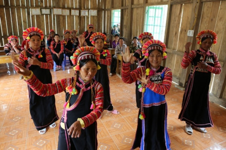 Người La Hủ hay còn gọi là Xá Lá Vàng, Cò Xung, Khù Sung, Khả Quy... hiện có khoảng 10.000 người, sinh sống chủ yếu ở đầu nguồn sông Đà, thuộc huyện Mường Tè, tỉnh Lai Châu. Tuy cuộc sống còn nhiều khó khăn, song đồng bào La Hủ nơi đây vẫn chú trọng gìn giữ bản sắc văn hóa truyền thống, nhất là phụ nữ mặc áo dài tà đen làm nổi bật vóc dáng. Phơ cơ zỡ – tiếng La Hủ có nghĩa là áo dài. Người La Hủ ở Mường Tè thường mặc áo dài tà đen. Các họa tiết, hoa văn... trên mỗi bộ trang phục phụ nữ La Hủ nói lên sự gắn bó giữa cơ thể con người trong sự vận động của cuộc sống với thiên nhiên. Áo dài của người La Hủ ngoài việc mặc ôm sát làm nổi bật đường cong của cơ thể người phụ nữ, còn đẹp ở cách phối màu sắc, cách trang trí và kỳ công của người làm. Mỗi người con gái La Hủ khi đến tuổi thành niên đều tự ý thức may cho mình một chiếc áo dài. Con gái La Hủ thường mặc loại áo cánh tay có nhiều sắc đỏ thể hiện sức sống tươi trẻ và niềm tin yêu cuộc sống. Do hoàn toàn được làm thủ công, nên thời gian để người La Hủ may một chiếc áo dài có khi mất cả tháng mới xong. Duyên dáng thiếu nữ dân tộc La Hủ. Cao nhất trên đầu là vành khăn trang trí với 5 màu sắc. Khăn quấn đầu chủ yếu được làm bằng vải đủ màu và hạt cườm rủ xuống, tạo nét khả ái cho khuôn mặt của người phụ nữ. Để có được bộ trang phục, khăn đội đầu đẹp, đòi hỏi ý tưởng sáng tạo nghệ thuật của người làm. Màu sắc chủ đạo được phối ở cánh tay và điểm xuyết bạc trắng ở thân áo. Làm đẹp cho thân áo còn có sự kết hợp của các hoa văn làm bằng nhôm hình tròn, hình tam giác. Một chiếc áo đẹp còn ở cách trang trí, bài trí những đường diềm tỉ mỉ trên thân áo, tay áo nổi bật lên trên nền vải đen với nhiều màu chỉ đen, đỏ, vàng... May tay áo là công đoạn chiếm nhiều thời gian nhất, có thể tận dụng vải cũ làm lớp lót bên trong, phía ngoài được may ngược. Một ngày với người phụ nữ La Hủ được bắt đầu bằng việc vận trang phục và công đoạn lâu nhất là bện tóc, bọc bằng sợi dây vải màu hồng. Mũ đội đầu Người La Hủ khâu ngực áo rất cẩn thận, đây là công đoạn tách rời những đường viền xếp chồng lên nhau của các loại vải. Việc này không chỉ thể hiện sự khéo léo của những người phụ nữ, mà còn là một trong những nét đẹp trong văn hóa truyền thống của người La Hủ. Vòng quấn đầu được làm từ cây song, mây trên rừng và được điểm tô bằng những chiếc ghim nhôm trang trí. Trang phục truyền thống dân tộc La Hủ đang có nguy cơ mai một, do những thách thức từ điều kiện kinh tế - xã hội.. ...Và việc đồng hóa giữa các dân tộc về phong tục, trang phục. Lớp trẻ dân tộc La Hủ ngày nay thường tự ti khi mặc áo dài dân tộc mình. Người La Hủ hay còn gọi là Xá Lá Vàng, Cò Xung, Khù Sung, Khả Quy... hiện có khoảng 10.000 người, sinh sống chủ yếu ở đầu nguồn sông Đà, thuộc huyện Mường Tè, tỉnh Lai Châu. Tuy cuộc sống còn nhiều khó khăn, song đồng bào La Hủ nơi đây vẫn chú trọng gìn giữ bản sắc văn hóa truyền thống, nhất là phụ nữ mặc áo dài tà đen làm nổi bật vóc dáng. Phơ cơ zỡ – tiếng La Hủ có nghĩa là áo dài. Người La Hủ ở Mường Tè thường mặc áo dài tà đen. Các họa tiết, hoa văn... trên mỗi bộ trang phục phụ nữ La Hủ nói lên sự gắn bó giữa cơ thể con người trong sự vận động của cuộc sống với thiên nhiên. Áo dài của người La Hủ ngoài việc mặc ôm sát làm nổi bật đường cong của cơ thể người phụ nữ, còn đẹp ở cách phối màu sắc, cách trang trí và kỳ công của người làm. Mỗi người con gái La Hủ khi đến tuổi thành niên đều tự ý thức may cho mình một chiếc áo dài. Con gái La Hủ thường mặc loại áo cánh tay có nhiều sắc đỏ thể hiện sức sống tươi trẻ và niềm tin yêu cuộc sống. Do hoàn toàn được làm thủ công, nên thời gian để người La Hủ may một chiếc áo dài có khi mất cả tháng mới xong. Duyên dáng thiếu nữ dân tộc La Hủ. Cao nhất trên đầu là vành khăn trang trí với 5 màu sắc. Khăn quấn đầu chủ yếu được làm bằng vải đủ màu và hạt cườm rủ xuống, tạo nét khả ái cho khuôn mặt của người phụ nữ. Để có được bộ trang phục, khăn đội đầu đẹp, đòi hỏi ý tưởng sáng tạo nghệ thuật của người làm. Màu sắc chủ đạo được phối ở cánh tay và điểm xuyết bạc trắng ở thân áo. Làm đẹp cho thân áo còn có sự kết hợp của các hoa văn làm bằng nhôm hình tròn, hình tam giác. Một chiếc áo đẹp còn ở cách trang trí, bài trí những đường diềm tỉ mỉ trên thân áo, tay áo nổi bật lên trên nền vải đen với nhiều màu chỉ đen, đỏ, vàng... May tay áo là công đoạn chiếm nhiều thời gian nhất, có thể tận dụng vải cũ làm lớp lót bên trong, phía ngoài được may ngược. Một ngày với người phụ nữ La Hủ được bắt đầu bằng việc vận trang phục và công đoạn lâu nhất là bện tóc, bọc bằng sợi dây vải màu hồng. Mũ đội đầu Người La Hủ khâu ngực áo rất cẩn thận, đây là công đoạn tách rời những đường viền xếp chồng lên nhau của các loại vải. Việc này không chỉ thể hiện sự khéo léo của những người phụ nữ, mà còn là một trong những nét đẹp trong văn hóa truyền thống của người La Hủ. Vòng quấn đầu được làm từ cây song, mây trên rừng và được điểm tô bằng những chiếc ghim nhôm trang trí. Trang phục truyền thống dân tộc La Hủ đang có nguy cơ mai một, do những thách thức từ điều kiện kinh tế - xã hội.. ...Và việc đồng hóa giữa các dân tộc về phong tục, trang phục. Lớp trẻ dân tộc La Hủ ngày nay thường tự ti khi mặc áo dài dân tộc mình.