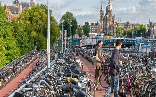 Nằm tại Lisse, một thị trấn nhỏ ở phía nam thủ đô Amsterdam, công viên Keukennhof còn được biết đến là "vườn châu Âu". Đây là vườn hoa lớn nhất thế giới với diện tích khoảng 32 ha và bảy triệu bông hoa tuy-líp thuộc 100 giống khác nhau. Ảnh: nhandan.com.vn Nằm tại Lisse, một thị trấn nhỏ ở phía nam thủ đô Amsterdam, công viên Keukennhof còn được biết đến là "vườn châu Âu". Đây là vườn hoa lớn nhất thế giới với diện tích khoảng 32 ha và bảy triệu bông hoa tuy-líp thuộc 100 giống khác nhau Đối với mỗi người dân Hà Lan, cối xay gió đã tạo nên đất nước của họ. Đây là niềm tự hào không gì sánh nổi và Kinderdijk là một trong những nơi lưu giữ tốt nhất của niềm tự hào ấy. Người ta gọi Kinderdijk là ngôi làng cối xay gió, bởi nơi đây tập hợp các cối xay gió mang nhiều giá trị lịch sử nhất tại Hà Lan. Hệ thống cối xay gió của làng Kinderdijk được UNESCO công nhận là di sản thế giới vào năm 1997.. Ảnh: nhandan.com.vn Cách Amsterdam khoảng 20 km, làng Zaanse Schans là một quần thể văn hóa gồm nhiều cối xay gió cổ và những bảo tàng lưu giữ các nét văn hóa truyền thống của người Hà Lan.. Ảnh: nhandan.com.vn Cung điện Hoàng gia tại Amsterdam vô cùng cổ kính, nguy nga và tráng lệ. Công trình này bảo tồn nhiều di sản quý giá và những tác phẩm điêu khắc bậc thầy của Hà Lan. Ảnh: nhandan.com.vn Làng Giethoorn không hề có một con đường nào, phương tiện chủ yếu để di chuyển là thuyền. Hàng trăm cây cầu bắc qua các tuyến đường thủy, kết nối những ngôi nhà với nhau, các kênh rạch cũng dẫn đến phòng trưng bày nghệ thuật và cửa hàng lưu niệm.. Ảnh: nhandan.com.vn Những ngôi nhà sắc màu trên hồ Reitdiephaven ở TP Groningen từ lâu đã trở thành một trong những điểm đến hút khách nhất tại Hà Lan, đặc biệt là đối tượng giới trẻ. Ảnh: nhandan.com.vn Bộ trang phục của phụ nữ Hà Lan xuất hiện trong chương trình quảng cáo Sữa cô gái Hà Lan gắn liền với tuổi thơ của không ít thế hệ người Việt Nam. Khi nói đến trang phục của người Hà Lan, không thể bỏ qua những đôi giày gỗ xinh xắn. Nguồn gốc của những đôi giày gỗ (hay guốc gỗ) xuất phát từ việc phần lớn đất liền Hà Lan đều nằm ngang hoặc thấp hơn mực nước biển cho nên đất nông nghiệp thường bị ngập úng, vào mùa đông thì nước ứ đọng sẽ bị đóng băng. Do đó, người Hà Lan nảy ra ý tưởng sáng chế những đôi giày gỗ giúp di chuyển dễ dàng, giữ chân khô ráo, đặc biệt là mùa đông thì ấm, mùa hè thì mát, thậm chí vào ngày đông khi trời quá lạnh người dùng có thể lót thêm rơm vào giày cho ấm và êm chân. Đôi giày gỗ cũng giúp những người vắt sữa bò bảo vệ đôi chân của họ không bị bò giẫm lên.... Ảnh: nhandan.com.vn Người hâm mộ Hà Lan mặc trang phục của đội tuyển bóng đá quốc gia "Cơn lốc mầu da cam". Ảnh: nhandan.com.vn Ở Hà Lan có đầy đủ phương tiện giao thông hiện đại nhưng xe đạp vẫn là sự lựa chọn phổ biến nhất. Những chiếc xe đạp xuất hiện trên đường phố Hà Lan tạo nên một không gian thanh bình và thư thả. Đạp xe đi khám phá những ngóc ngách của đất nước này chắc chắn sẽ là trải nghiệm khó quên đối với du khách.. Ảnh: nhandan.com.vn Nằm tại Lisse, một thị trấn nhỏ ở phía nam thủ đô Amsterdam, công viên Keukennhof còn được biết đến là "vườn châu Âu". Đây là vườn hoa lớn nhất thế giới với diện tích khoảng 32 ha và bảy triệu bông hoa tuy-líp thuộc 100 giống khác nhau. Ảnh: nhandan.com.vn Nằm tại Lisse, một thị trấn nhỏ ở phía nam thủ đô Amsterdam, công viên Keukennhof còn được biết đến là "vườn châu Âu". Đây là vườn hoa lớn nhất thế giới với diện tích khoảng 32 ha và bảy triệu bông hoa tuy-líp thuộc 100 giống khác nhau Đối với mỗi người dân Hà Lan, cối xay gió đã tạo nên đất nước của họ. Đây là niềm tự hào không gì sánh nổi và Kinderdijk là một trong những nơi lưu giữ tốt nhất của niềm tự hào ấy. Người ta gọi Kinderdijk là ngôi làng cối xay gió, bởi nơi đây tập hợp các cối xay gió mang nhiều giá trị lịch sử nhất tại Hà Lan. Hệ thống cối xay gió của làng Kinderdijk được UNESCO công nhận là di sản thế giới vào năm 1997.. Ảnh: nhandan.com.vn Cách Amsterdam khoảng 20 km, làng Zaanse Schans là một quần thể văn hóa gồm nhiều cối xay gió cổ và những bảo tàng lưu giữ các nét văn hóa truyền thống của người Hà Lan.. Ảnh: nhandan.com.vn Cung điện Hoàng gia tại Amsterdam vô cùng cổ kính, nguy nga và tráng lệ. Công trình này bảo tồn nhiều di sản quý giá và những tác phẩm điêu khắc bậc thầy của Hà Lan. Ảnh: nhandan.com.vn Làng Giethoorn không hề có một con đường nào, phương tiện chủ yếu để di chuyển là thuyền. Hàng trăm cây cầu bắc qua các tuyến đường thủy, kết nối những ngôi nhà với nhau, các kênh rạch cũng dẫn đến phòng trưng bày nghệ thuật và cửa hàng lưu niệm.. Ảnh: nhandan.com.vn Những ngôi nhà sắc màu trên hồ Reitdiephaven ở TP Groningen từ lâu đã trở thành một trong những điểm đến hút khách nhất tại Hà Lan, đặc biệt là đối tượng giới trẻ. Ảnh: nhandan.com.vn Bộ trang phục của phụ nữ Hà Lan xuất hiện trong chương trình quảng cáo Sữa cô gái Hà Lan gắn liền với tuổi thơ của không ít thế hệ người Việt Nam. Khi nói đến trang phục của người Hà Lan, không thể bỏ qua những đôi giày gỗ xinh xắn. Nguồn gốc của những đôi giày gỗ (hay guốc gỗ) xuất phát từ việc phần lớn đất liền Hà Lan đều nằm ngang hoặc thấp hơn mực nước biển cho nên đất nông nghiệp thường bị ngập úng, vào mùa đông thì nước ứ đọng sẽ bị đóng băng. Do đó, người Hà Lan nảy ra ý tưởng sáng chế những đôi giày gỗ giúp di chuyển dễ dàng, giữ chân khô ráo, đặc biệt là mùa đông thì ấm, mùa hè thì mát, thậm chí vào ngày đông khi trời quá lạnh người dùng có thể lót thêm rơm vào giày cho ấm và êm chân. Đôi giày gỗ cũng giúp những người vắt sữa bò bảo vệ đôi chân của họ không bị bò giẫm lên.... Ảnh: nhandan.com.vn Người hâm mộ Hà Lan mặc trang phục của đội tuyển bóng đá quốc gia "Cơn lốc mầu da cam". Ảnh: nhandan.com.vn Ở Hà Lan có đầy đủ phương tiện giao thông hiện đại nhưng xe đạp vẫn là sự lựa chọn phổ biến nhất. Những chiếc xe đạp xuất hiện trên đường phố Hà Lan tạo nên một không gian thanh bình và thư thả. Đạp xe đi khám phá những ngóc ngách của đất nước này chắc chắn sẽ là trải nghiệm khó quên đối với du khách.. Ảnh: nhandan.com.vn