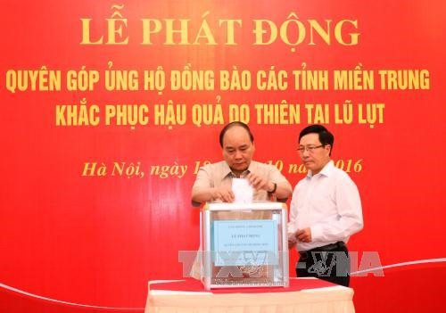 Sáng 18/10/2016, tại Hà Nội, Văn phòng Chính phủ tổ chức Lễ phát động quyên góp ủng hộ đồng bào các tỉnh miền Trung khắc phục hậu quả do thiên tai lũ lụt. Trong ảnh: Thủ tướng Nguyễn Xuân Phúc và Phó Thủ tướng, Bộ trưởng Ngoại giao Phạm Bình Minh ủng hộ đồng bào miền Trung khắc phục hậu quả mưa lũ. Ảnh: Thống Nhất-TTXVN Sáng 18/10/2016, tại Hà Nội, Văn phòng Chính phủ tổ chức Lễ phát động quyên góp ủng hộ đồng bào các tỉnh miền Trung khắc phục hậu quả do thiên tai lũ lụt. Trong ảnh: Thủ tướng Nguyễn Xuân Phúc và Phó Thủ tướng, Bộ trưởng Ngoại giao Phạm Bình Minh ủng hộ đồng bào miền Trung khắc phục hậu quả mưa lũ. Ảnh: Thống Nhất-TTXVN