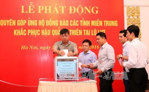Đông đảo cán bộ, nhân dân trong cả nước quyên góp ủng hộ đồng bào miền Trung khắc phục hậu quả mưa lũ . (Ảnh minh họa- TTXVN) Đông đảo cán bộ, nhân dân trong cả nước quyên góp ủng hộ đồng bào miền Trung khắc phục hậu quả mưa lũ . (Ảnh minh họa- TTXVN)