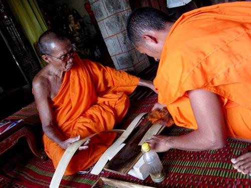 Kiểm tra từng thẻ lá sau khi viết chữ. Kiểm tra từng thẻ lá sau khi viết chữ.