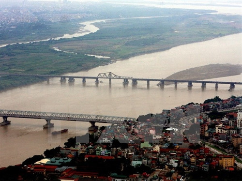 Toàn cảnh cầu Long Biên và cầu Chương Dương bắc qua sông Hồng (ảnh chụp từ trên máy bay trực thăng tháng 10/2010). (Ảnh: Trọng Đức/TTXVN)