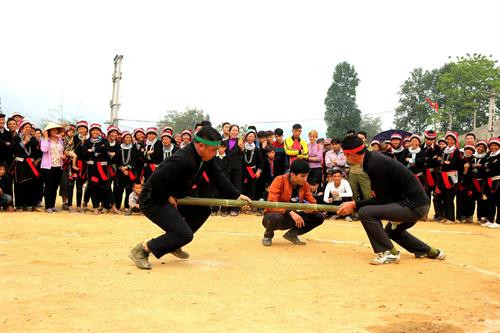 Hoạt động thể thao trong Lễ hội bắt cá của dân tộc Dao ở thôn Nặm Đăm, xã Quản Bạ. Ảnh: Hồng Cừ - TTXVN phát Hoạt động thể thao trong Lễ hội bắt cá của dân tộc Dao ở thôn Nặm Đăm, xã Quản Bạ. Ảnh: Hồng Cừ - TTXVN phát