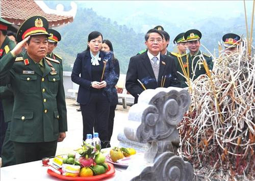 Phó Chủ tịch Quốc hội Đỗ Bá Tỵ đang hương tưởng niệm các anh hùng liệt sỹ tại Đài tưởng niệm 468 thuộc thôn Nặm Ngặt, xã Thanh Thủy (huyện Vị Xuyên). Ảnh: Kim Tiến -TTXVN phát. Phó Chủ tịch Quốc hội Đỗ Bá Tỵ đang hương tưởng niệm các anh hùng liệt sỹ tại Đài tưởng niệm 468 thuộc thôn Nặm Ngặt, xã Thanh Thủy (huyện Vị Xuyên). Ảnh: Kim Tiến -TTXVN phát.
