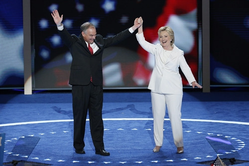 Ứng cử viên Tổng thống của đảng Dân chủ Hillary Clinton và ứng cử viên Phó Tổng thống Tim Kaine tại lễ bế mạc đại hội. EPA/TTXVN